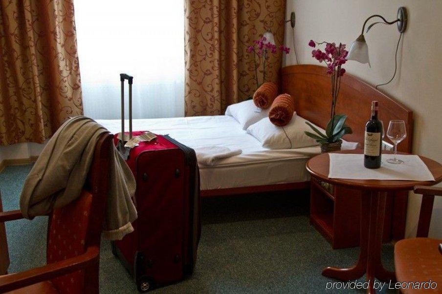 Hotel Arkadia Легница Экстерьер фото